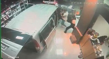 Otomobil, oto aksesuar dükkanına daldı; kaza kamerada
