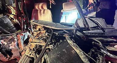 Otomobil, park halindeki araçlara çarptı; 2'si ağır 3 yaralı