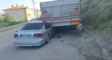 Otomobil, park halindeki TIR'a çarptı: 4 yaralı