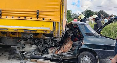 Otomobil, park halindeki TIR'a çarptı; sürücü ile eşi öldü