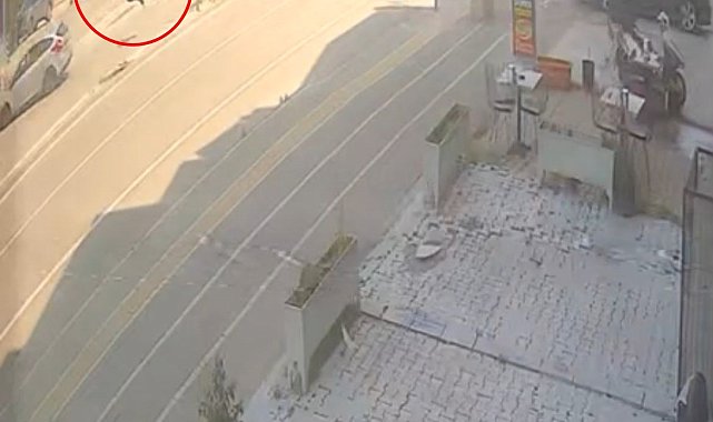 Otomobilin çarptığı kadın ağır yaralandı; kaza kamerada