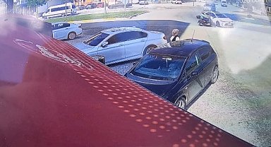 Otomobille çarpışan motosikletin sürücüsü yaralandı; kaza kamerada