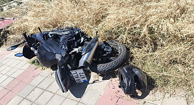 Otomobille çarpışan motosikletli genç, kask sayesinde ölümden döndü