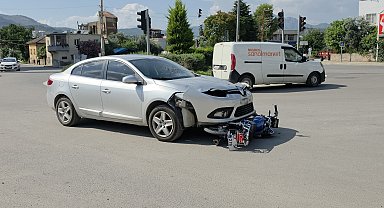 Otomobille çarpışan motosikletteki 2 kişi yaralandı; kaza kamerada