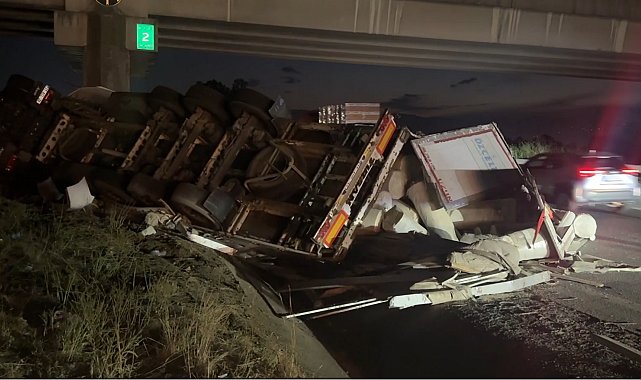 Otoyolda lastiği patlayan TIR, otomobile çarpıp devrildi: 6 yaralı