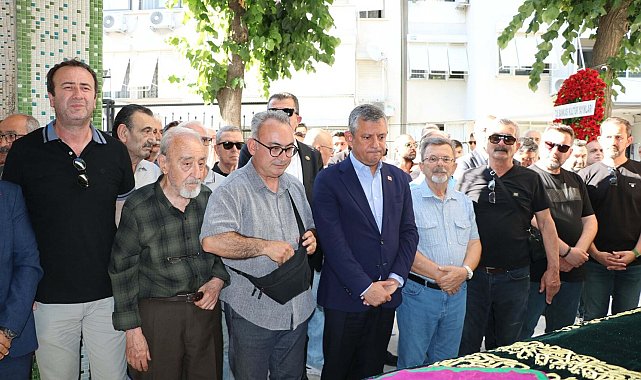Özgür Özel, İzmir'de lise arkadaşının annesinin cenazesine katıldı