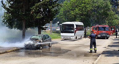 Park halindeki otomobil yandı