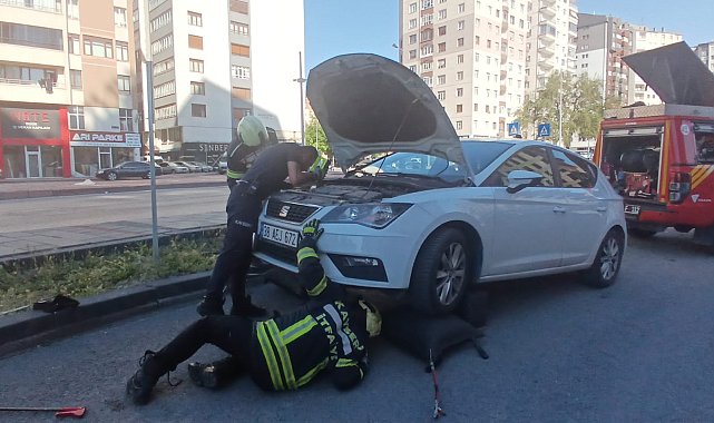 Park halindeki otomobilden yılan sarkıttığı ihbarı endişe yarattı