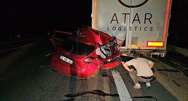 Park halindeki TIR'a arkadan çarpan otomobilin sürücüsü öldü