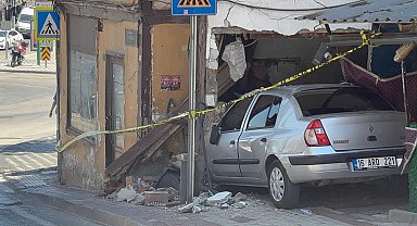 Park halindeyken hareket eden otomobil metruk binaya çarptı