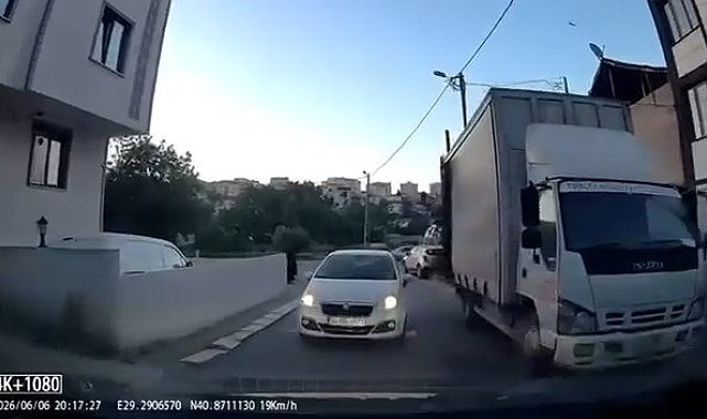Pendik'te 'Aracım arıza yaptı' dedi yol vermedi; sürücülerin tartışması kamerada