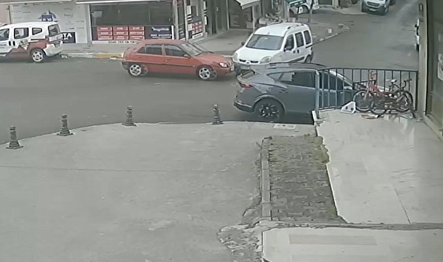 Pendik'te hafif ticari araca çarpan otomobil kamerada