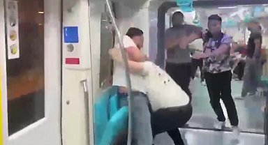 Pendik'te Marmaray'da yumruklu kavga kamerada