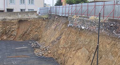 Sancaktepe'de toprak kayması -1