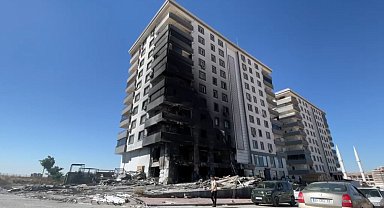 Şanlıurfa'daki yangında 1 iş yeri ile 8 daire zarar gördü