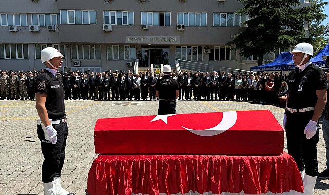 Şehit polis memurunun babaevine Türk bayrağı asıldı