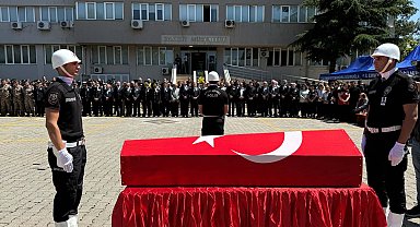 Şehit polis memurunun babaevine Türk bayrağı asıldı