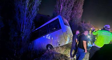 Servis minibüsü ile otomobilin çarpıştığı kaza kamerada: 8 yaralı