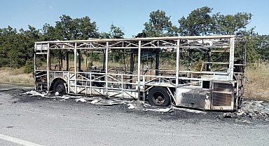 Seyir halindeki otobüs alev alev yandı