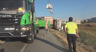 Silivri D-100 Karayolu'nda devrilen kamyonun şoförü yaralandı