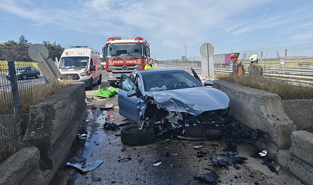 Silivri'de direksiyon hakimiyetini kaybeden otomobil sürücüsü gişelere çarptı: 2 yaralı