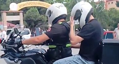 Sınava geç kalan öğrencilerin yardımına polis yetişti