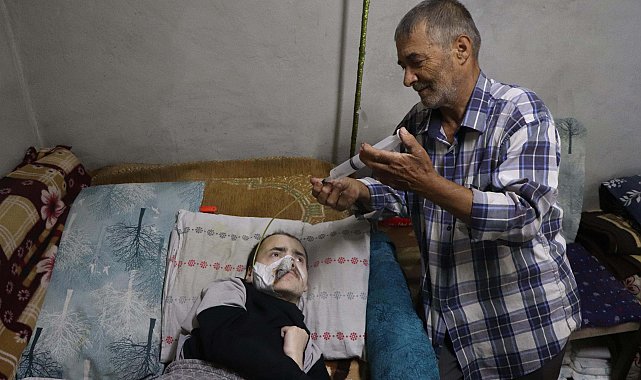 Şırıngayla beslediği serebral palsili oğluna hem annelik hem babalık yapıyor