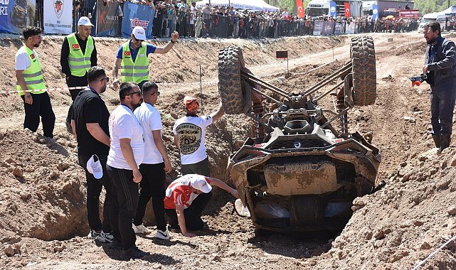 Sivas'ta off-road heyecanı; takla atan araç kepçeyle kurtarıldı