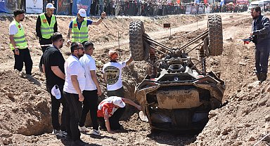 Sivas'ta off-road heyecanı; takla atan araç kepçeyle kurtarıldı