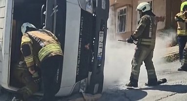 Sultangazi'de rampada kayan kamyonet, park halindeki otomobilin üzerine devrildi