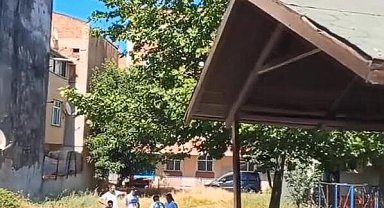 Sultangazi'de uçmasına yardım ettiği yavru karganın annesi saldırdı; başından yaralandı