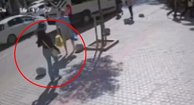 Taksinin çarptığı avukat ağır yaralandı; kaza kamerada