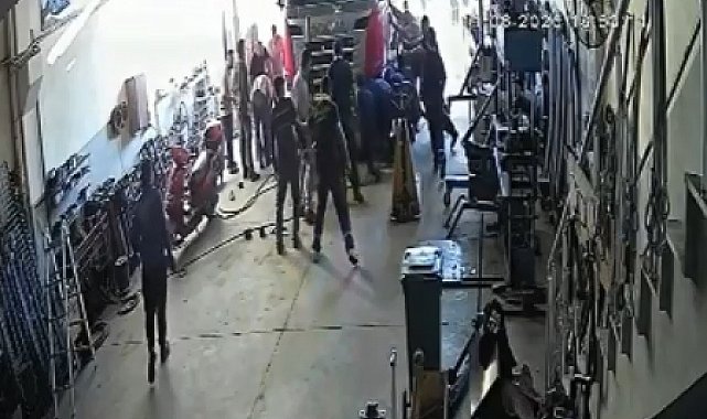 Tamir ettikleri TIR'ın altında kalan baba ve oğlunu, komşu esnaf kurtardı: olay kamerada