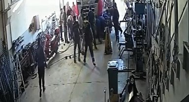 Tamir ettikleri TIR'ın altında kalan baba ve oğlunu, komşu esnaf kurtardı: olay kamerada