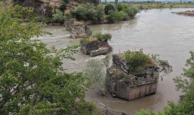 Tarihi köprünün adı 'Boğazkesen Sultan Murat Han Köprüsü olarak değiştirildi