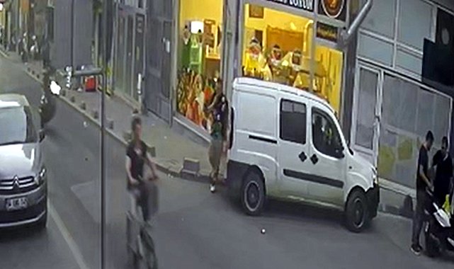 Tek teker üzerinde ilerleyen motosiklet, hafif ticari araca çarptı; kaza kamerada