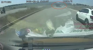 Ters yönden gelen otobüs kazaya neden oldu; O anlar kamerada