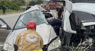 TIR ile çarpışan otomobilin sürücüsü yaralandı
