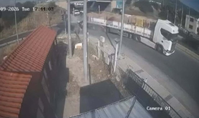 TIR'a çarpan otomobilin sürücüsünün öldüğü kaza kamerada