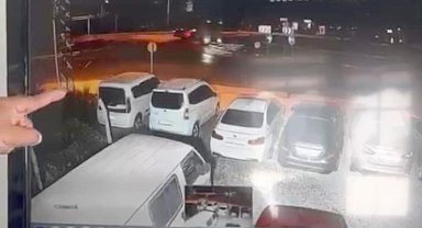 TIR'ın devrilip, 17 tona arpanın yola saçıldığı kaza güvenlik kamerasında