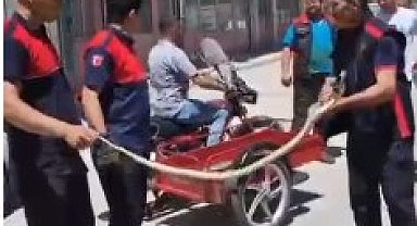 Traktörün tekerleğinden çıkarılan yılan, doğal yaşam alanına bırakıldı