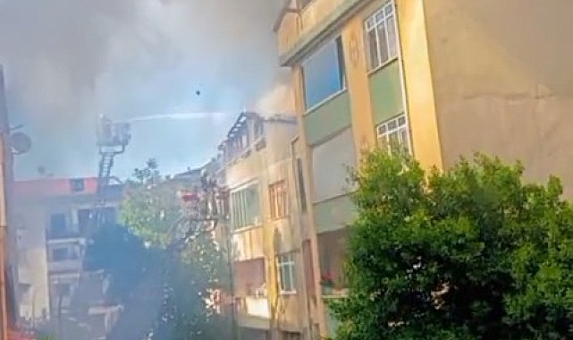 Tuzla'da 4 katlı binanın çatısında çıkan yangın yandaki apartmana sıçradı