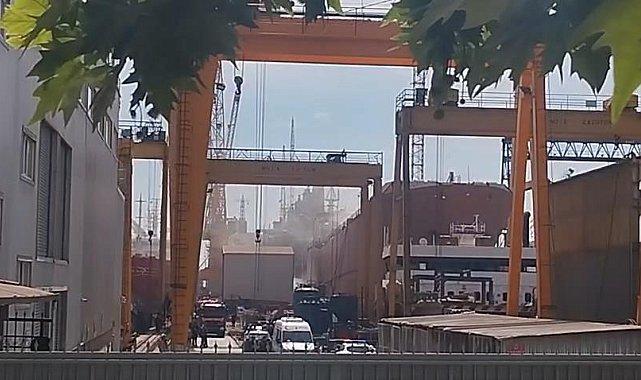 Tuzla'da tersanede gemide yangın-1