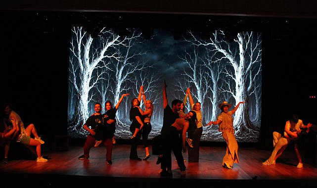 Üniversiteli gençlerin sahnelediği 'The Addams Family' izleyici ile buluşuyor
