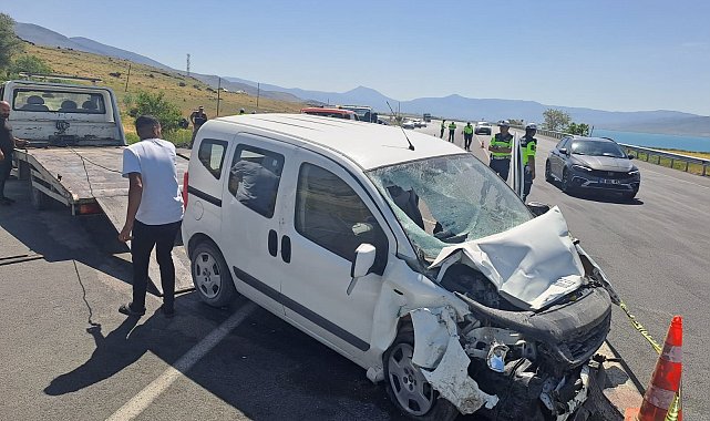 Van'da hafif ticari araç, park halindeki askeri araca çarptı; 1 şehit, 4'ü asker 5 yaralı