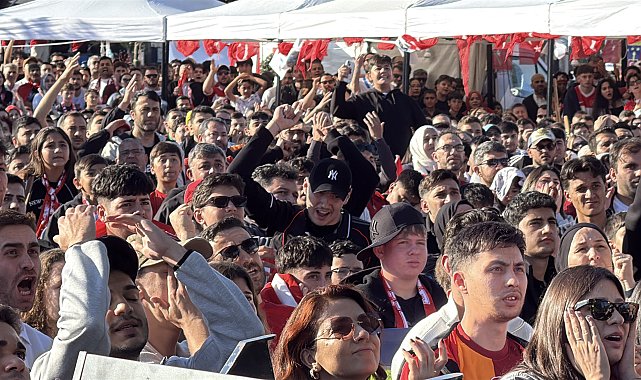 Yalova'da dev ekran karşısında milli maç heyecanı