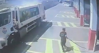 Yangın çıkan çöp kamyonunu itfaiye istasyonuna götürdü; o anlar kamerada