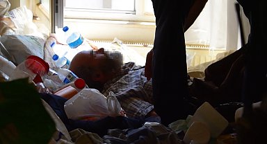 Yaşadığı 'çöp ev'de mahsur kalınca polisi arayıp yardım istedi