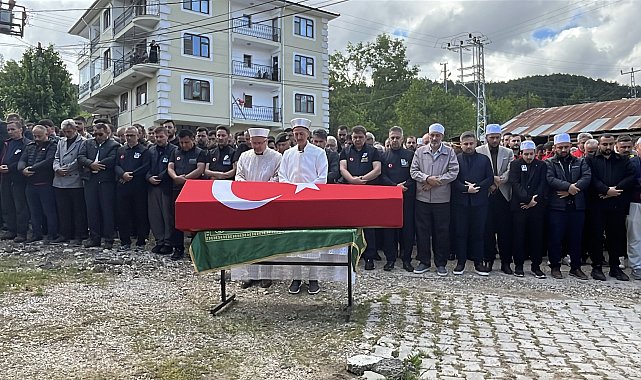 Yaşamını yitiren AFAD personelinin cenaze namazını babası kıldırdı