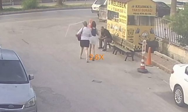 Yolda yürürken başına sineklik düşen kadın yaralandı; o anlar kamerada